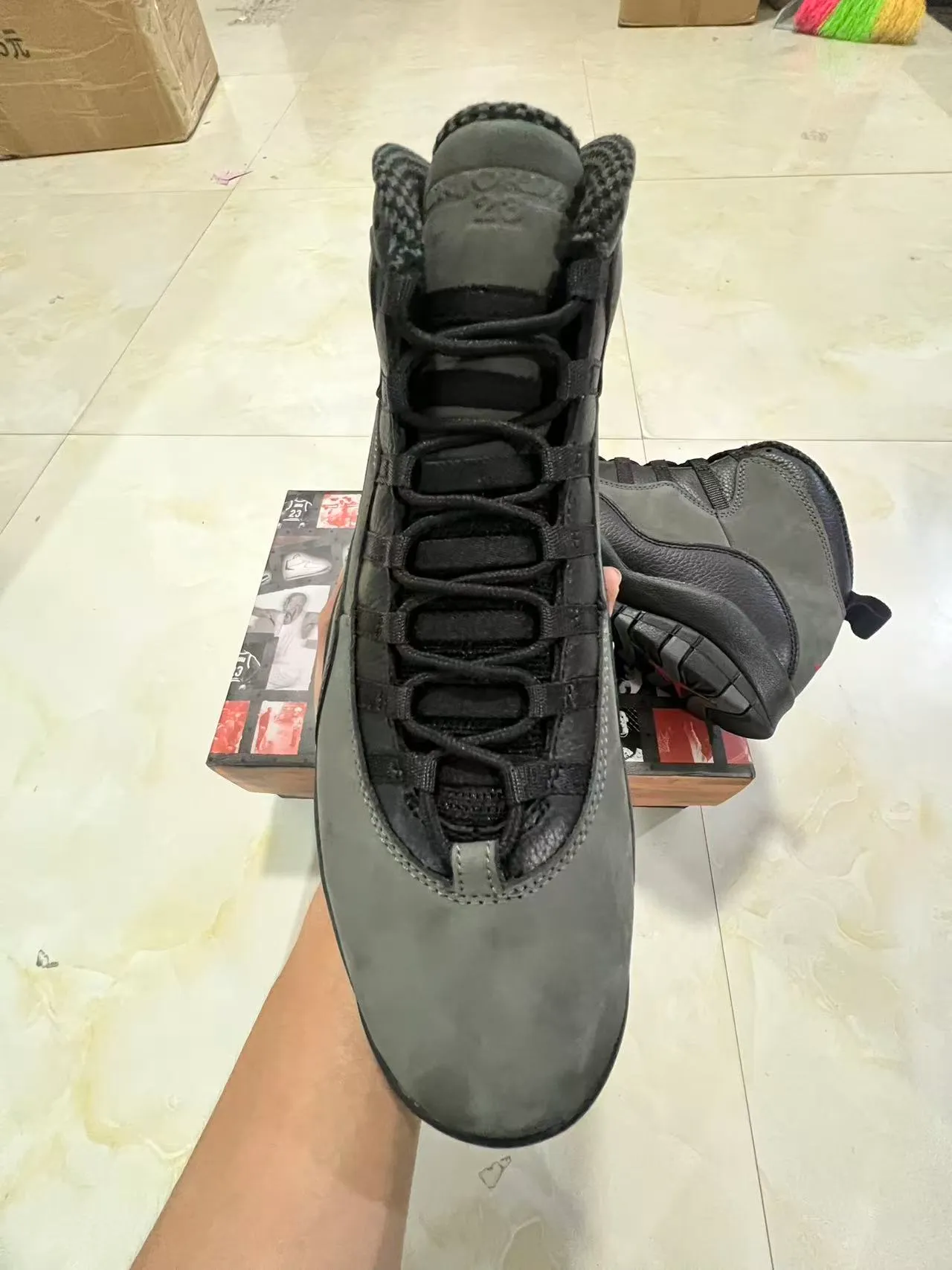 灰色和黑色高帮混合材质粗糙 lug 底工作靴 3