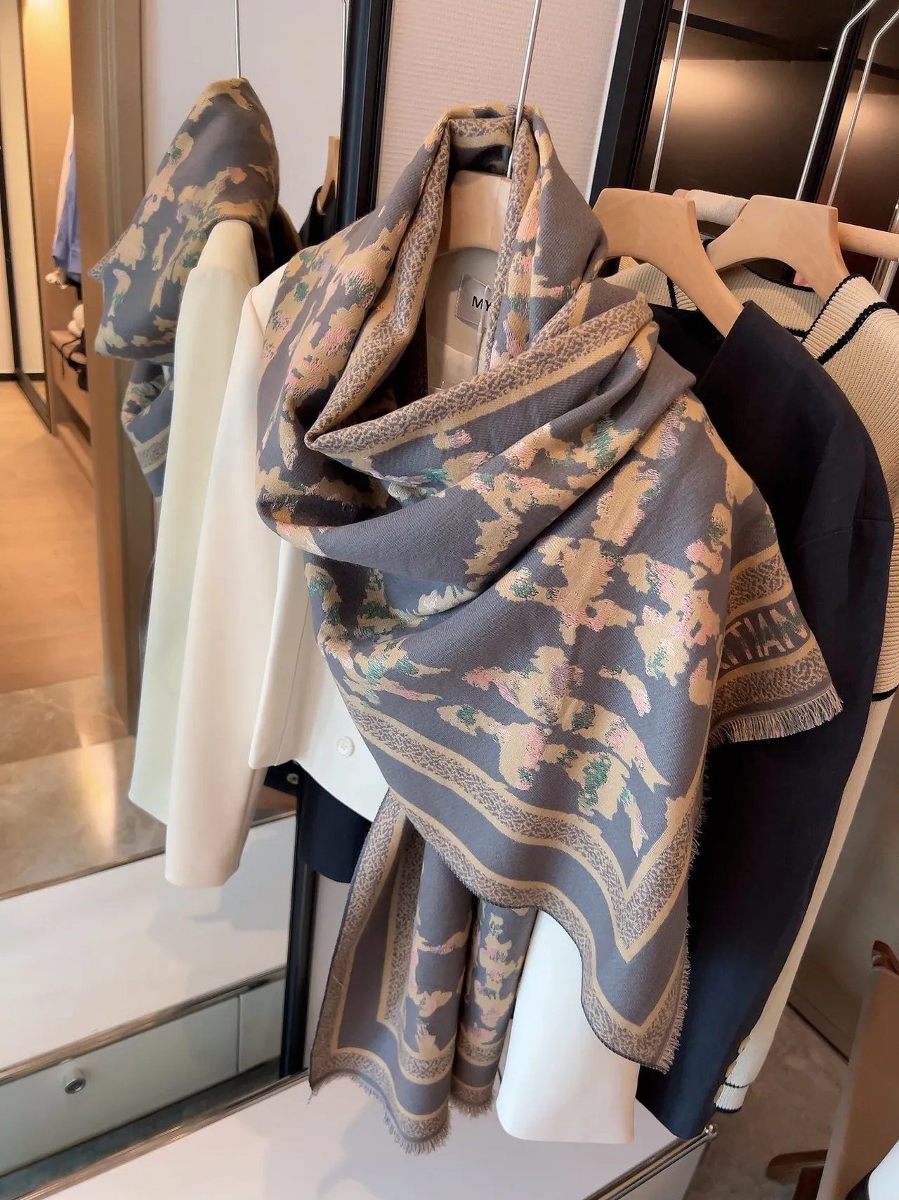Châle Jacquard Floral Beige Gris frangé 6