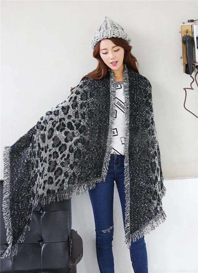 Bufanda gris y negra con estampado de leopardo tejida 2