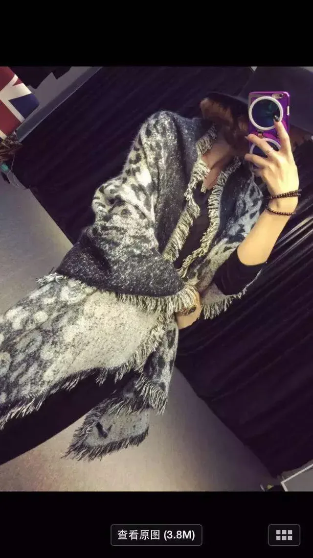 Bufanda gris y negra con estampado de leopardo tejida 3