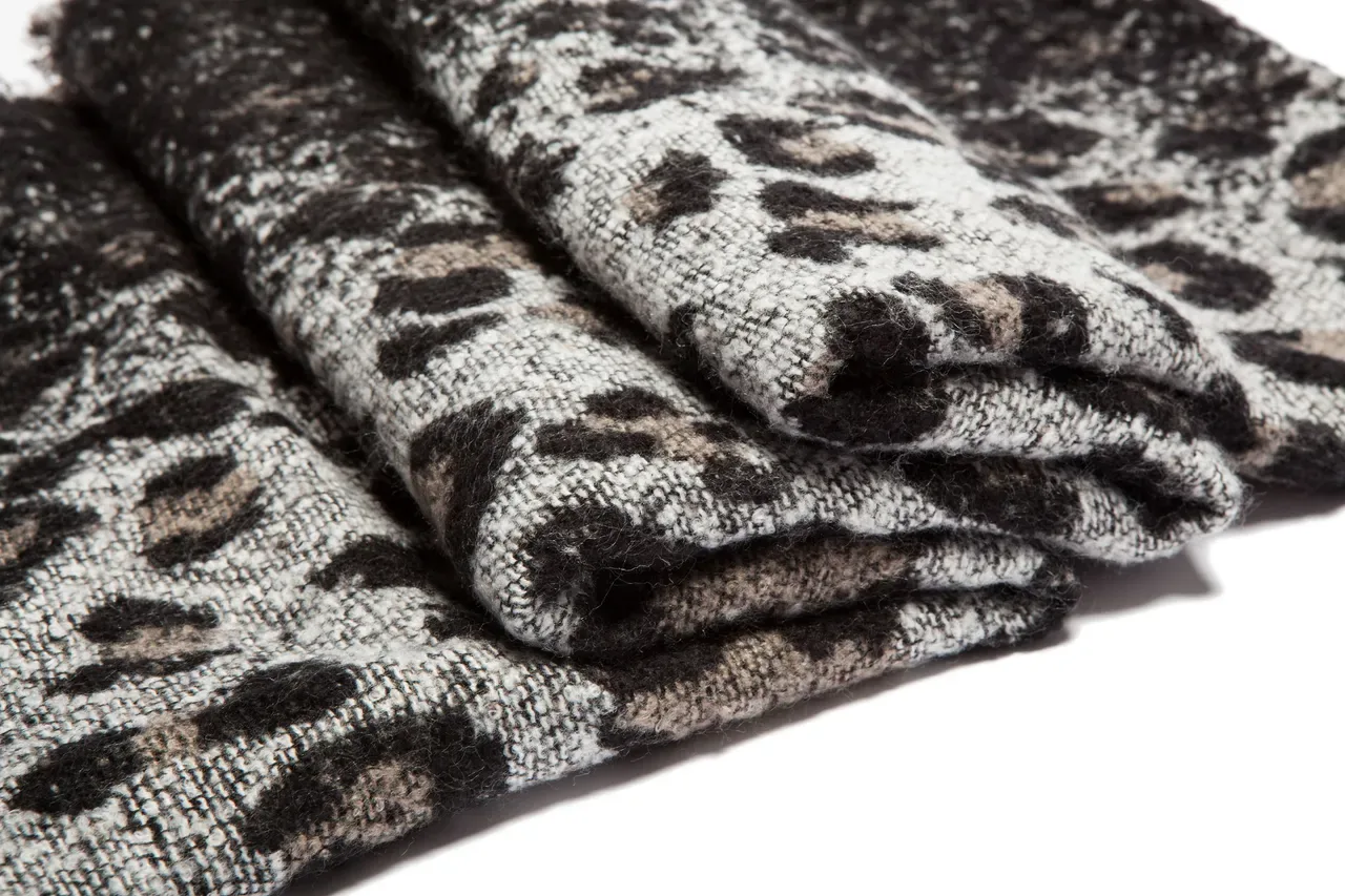 Bufanda gris y negra con estampado de leopardo tejida 10