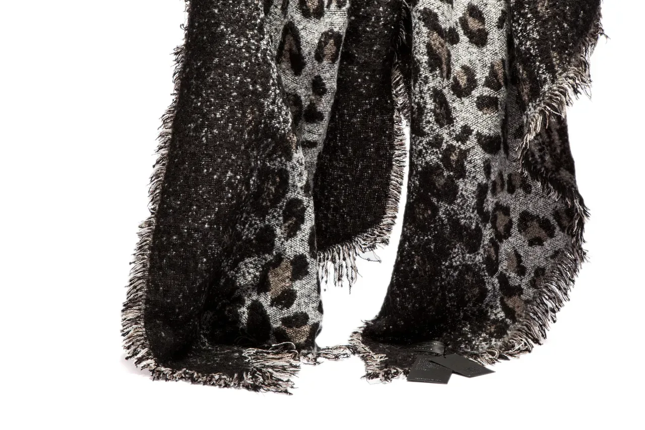Bufanda gris y negra con estampado de leopardo tejida 11