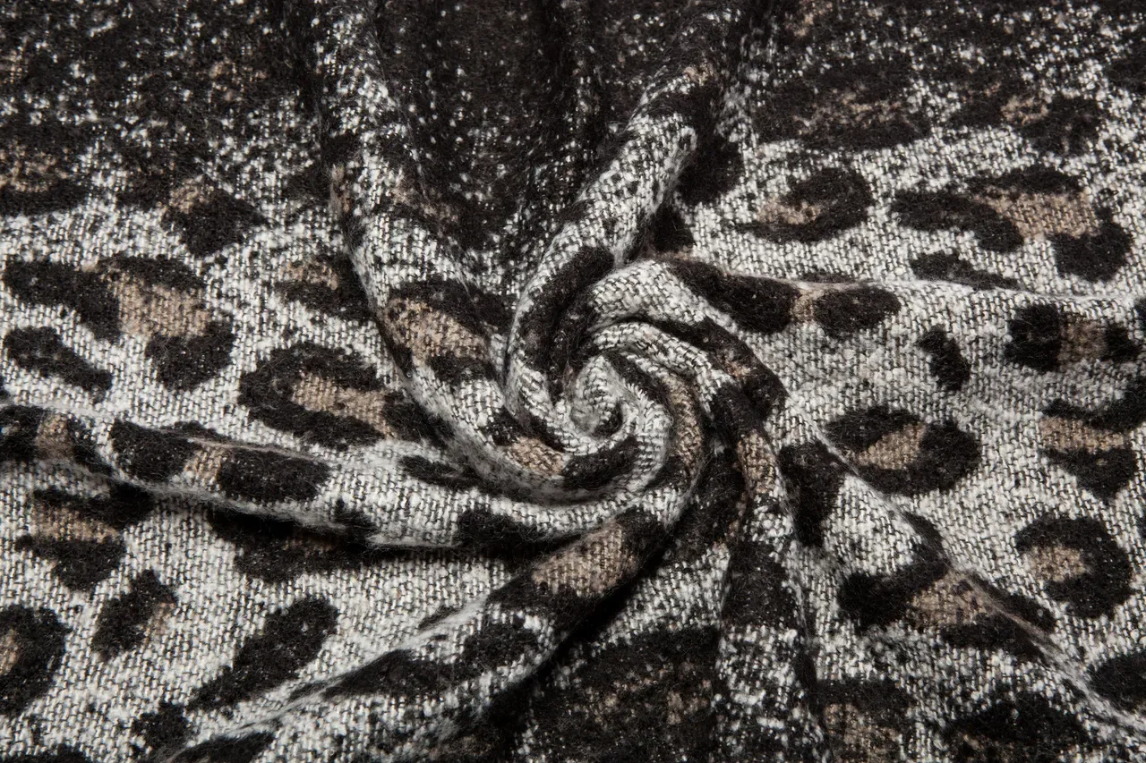 Bufanda gris y negra con estampado de leopardo tejida 14