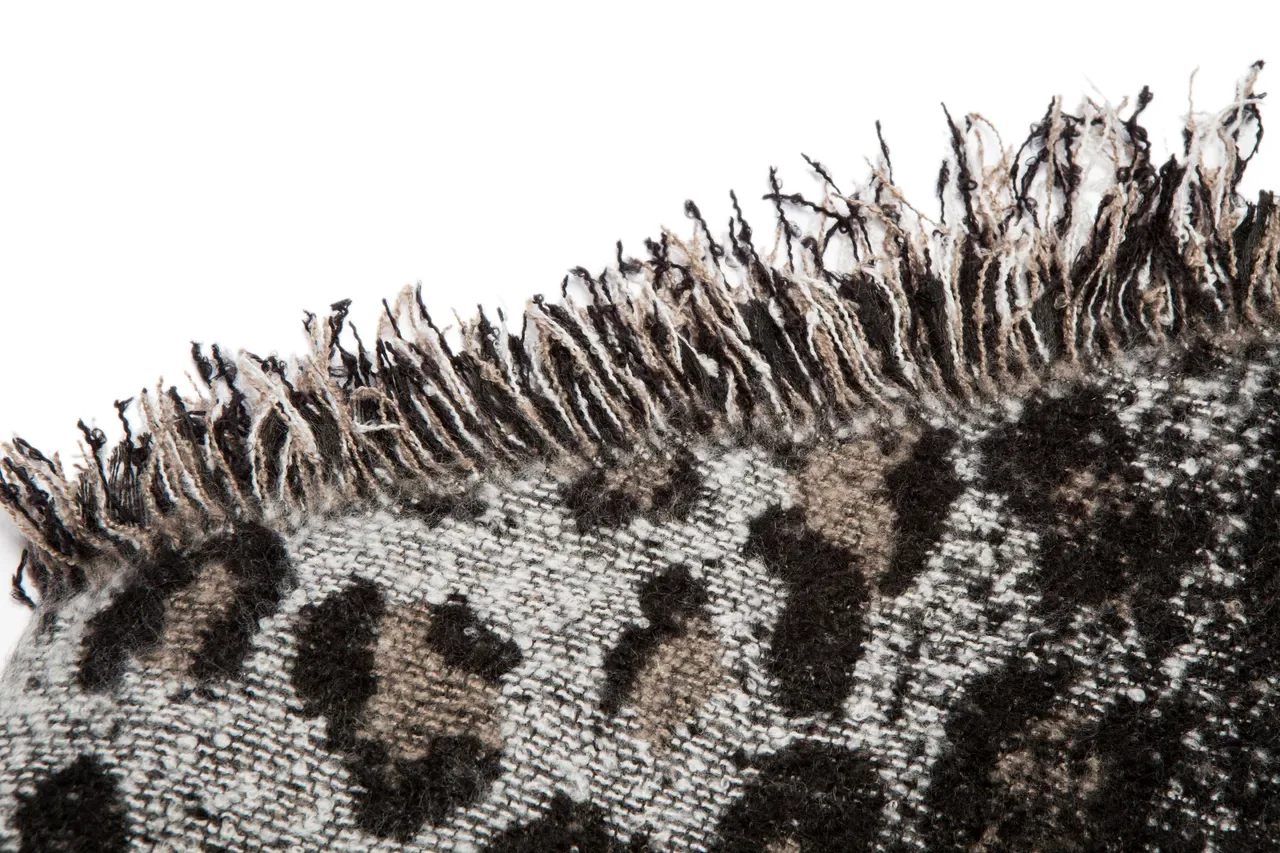 Bufanda gris y negra con estampado de leopardo tejida 15