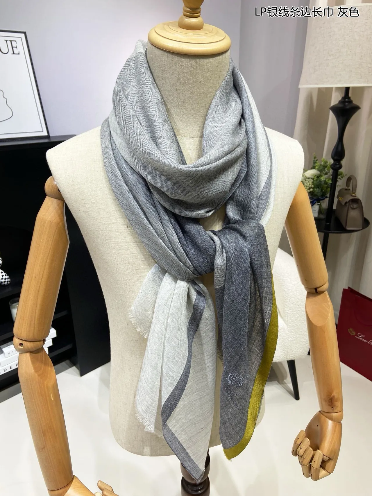 Bufanda gris verde con bordes rayados en tejido herringbone 6