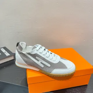 حذاء رياضي للنمط الحياتي باللونين الرمادي والأبيض low-top من السويدي والجلد مع لوحات
