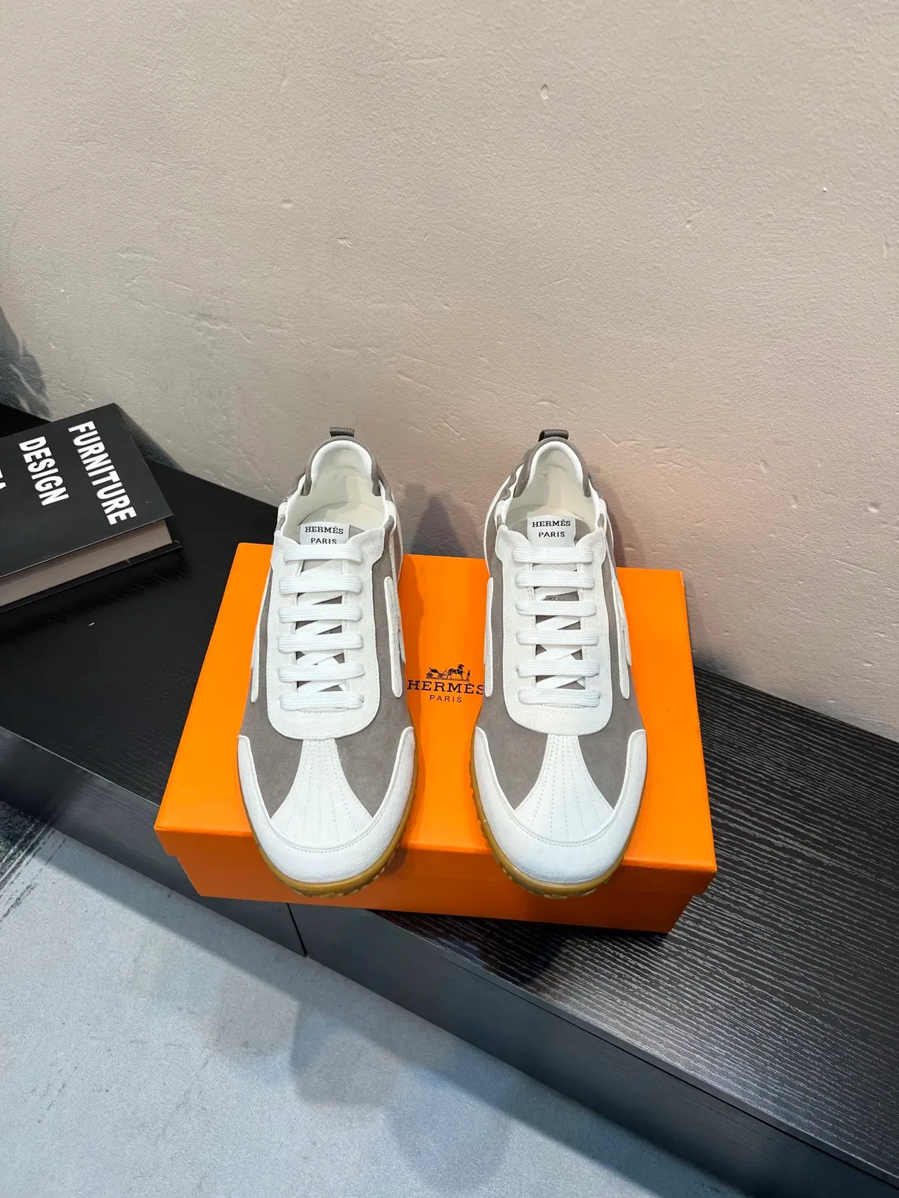 Tênis lifestyle cinza branco low-top de suede e couro com painéis 2