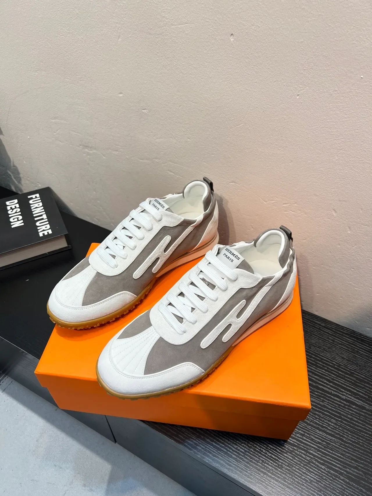 Tênis lifestyle cinza branco low-top de suede e couro com painéis 3
