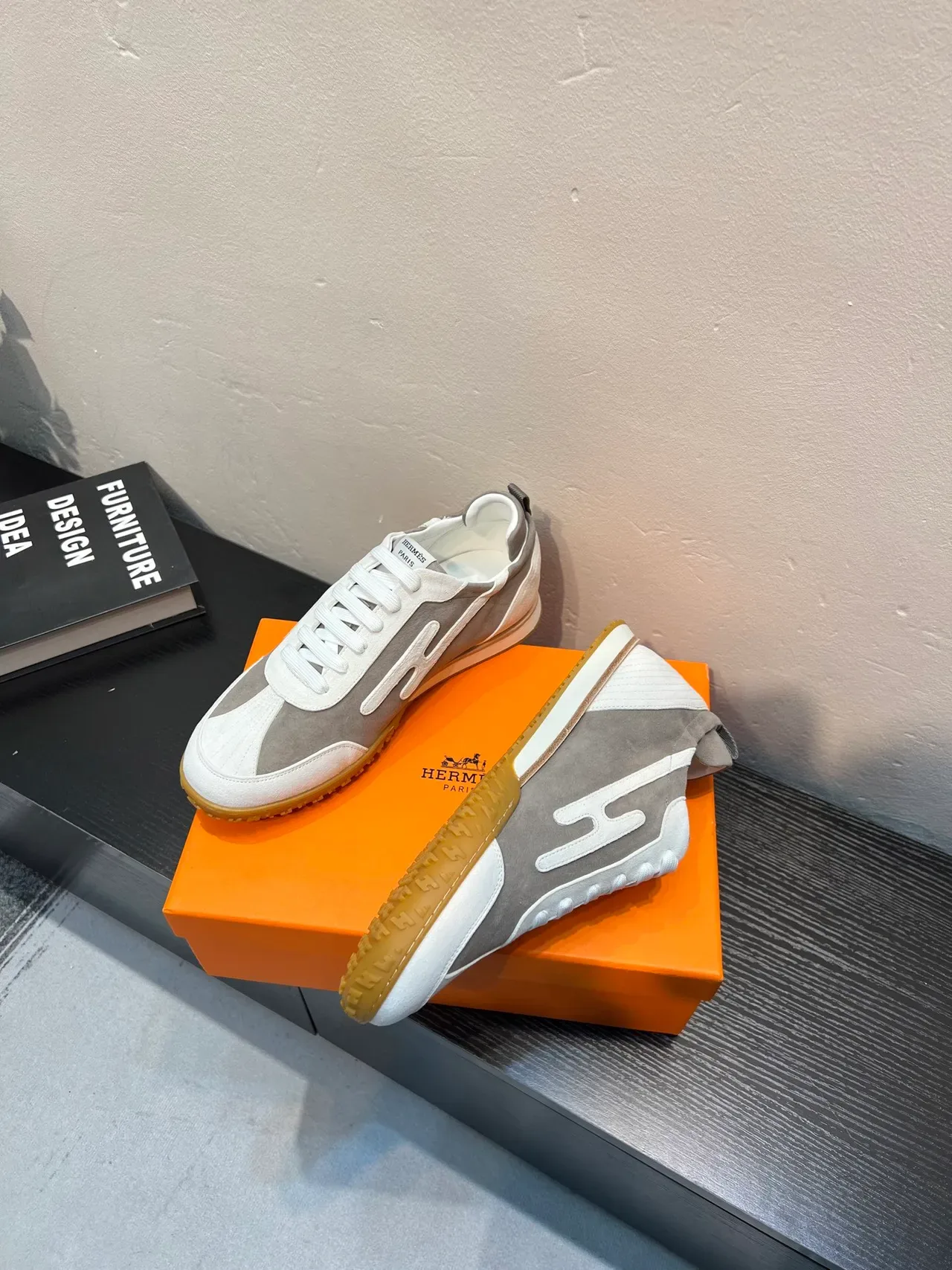 Tênis lifestyle cinza branco low-top de suede e couro com painéis 4
