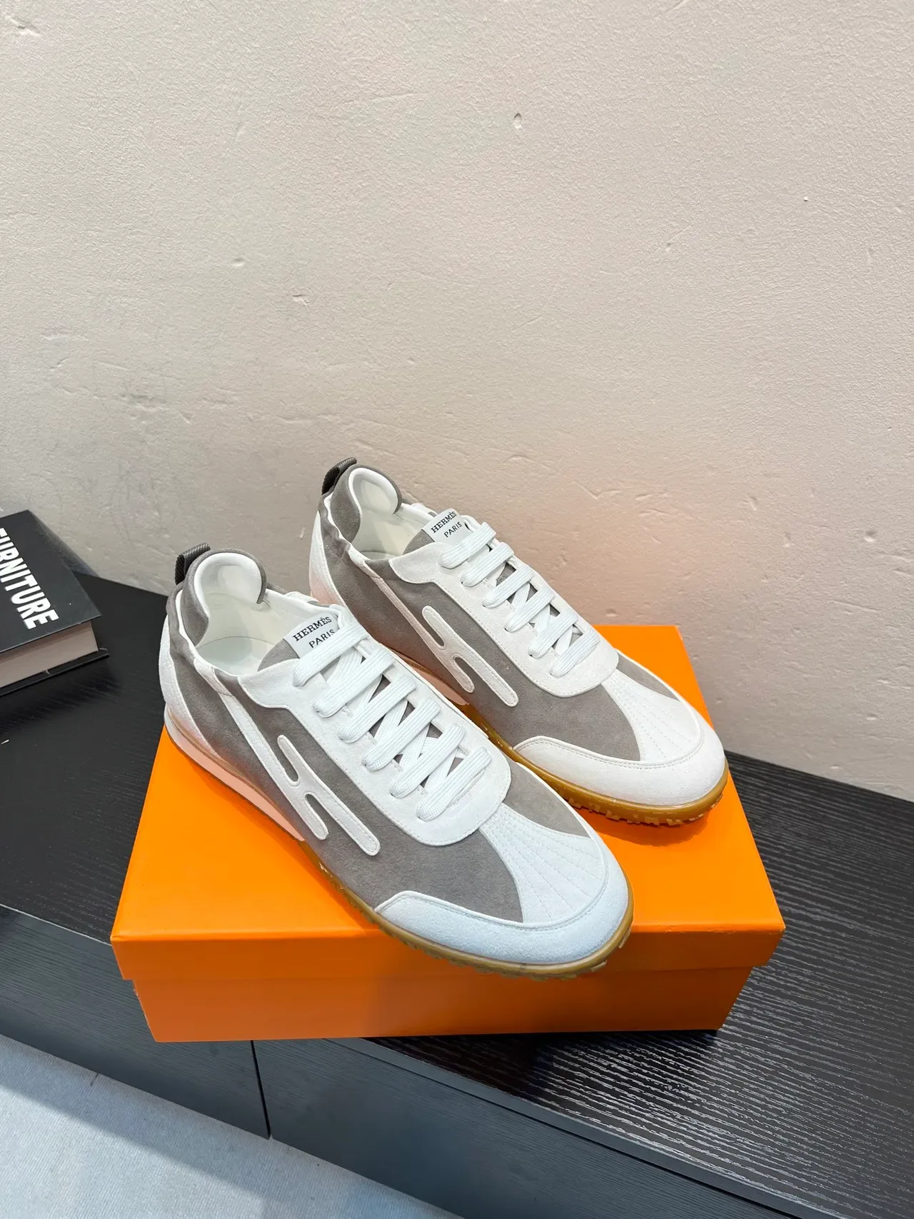 Tênis lifestyle cinza branco low-top de suede e couro com painéis 5