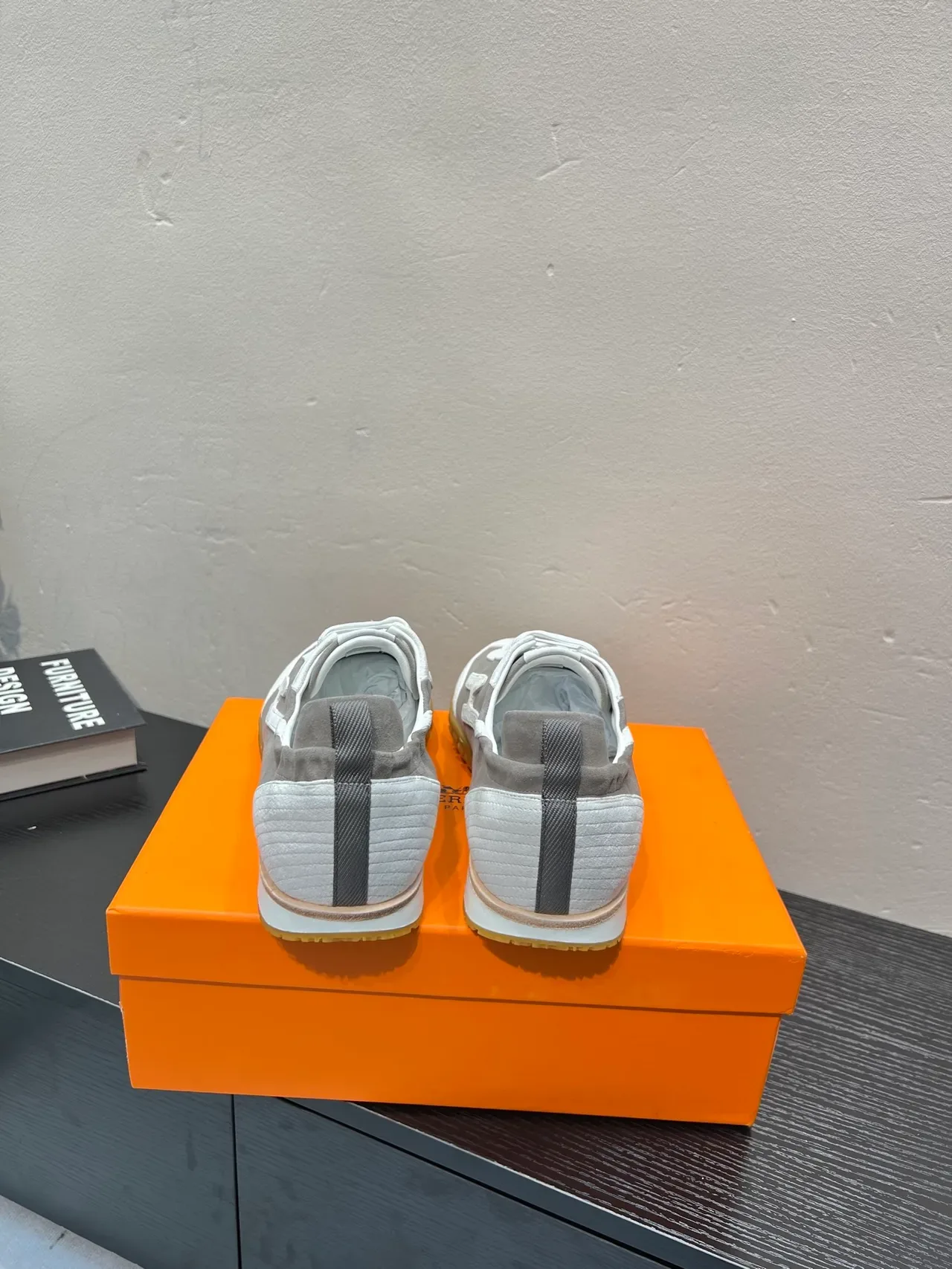 Tênis lifestyle cinza branco low-top de suede e couro com painéis 6