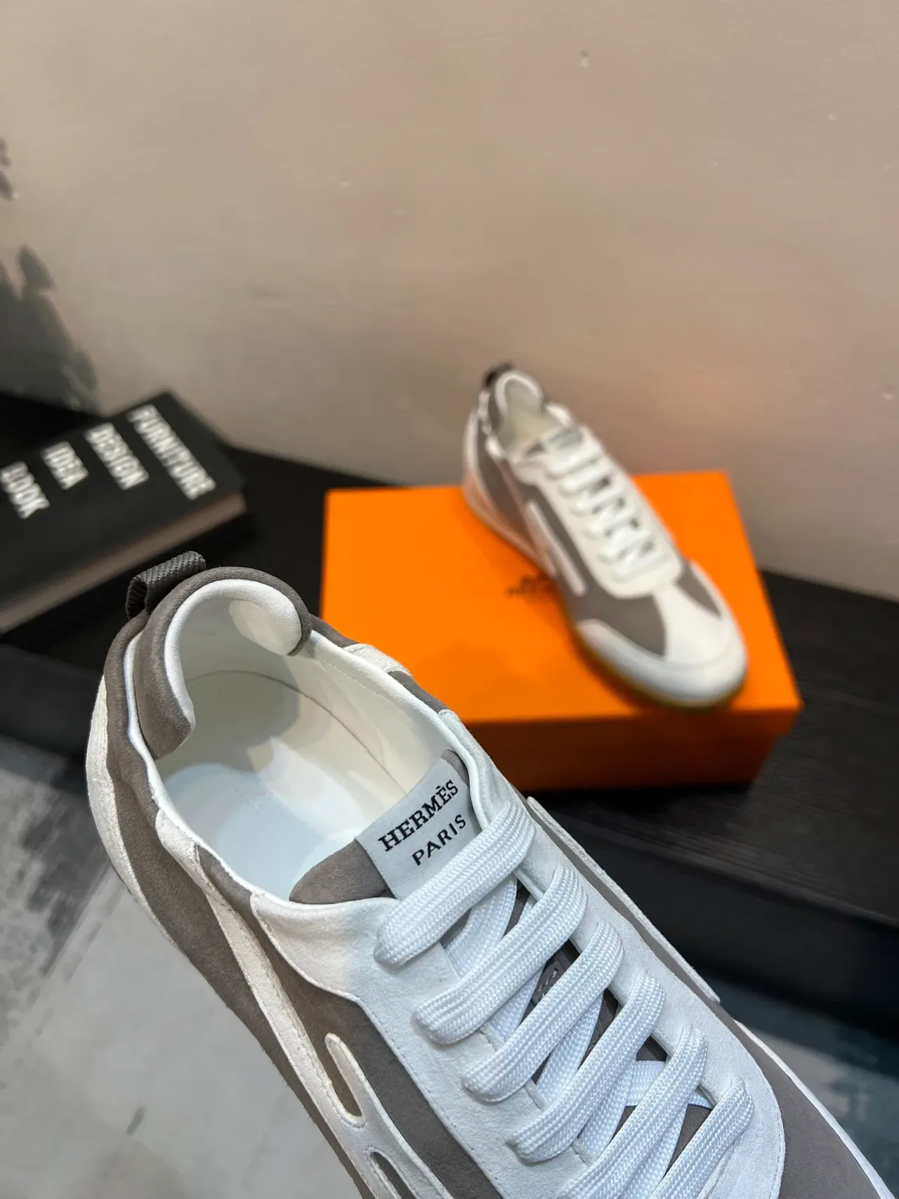 Tênis lifestyle cinza branco low-top de suede e couro com painéis 7