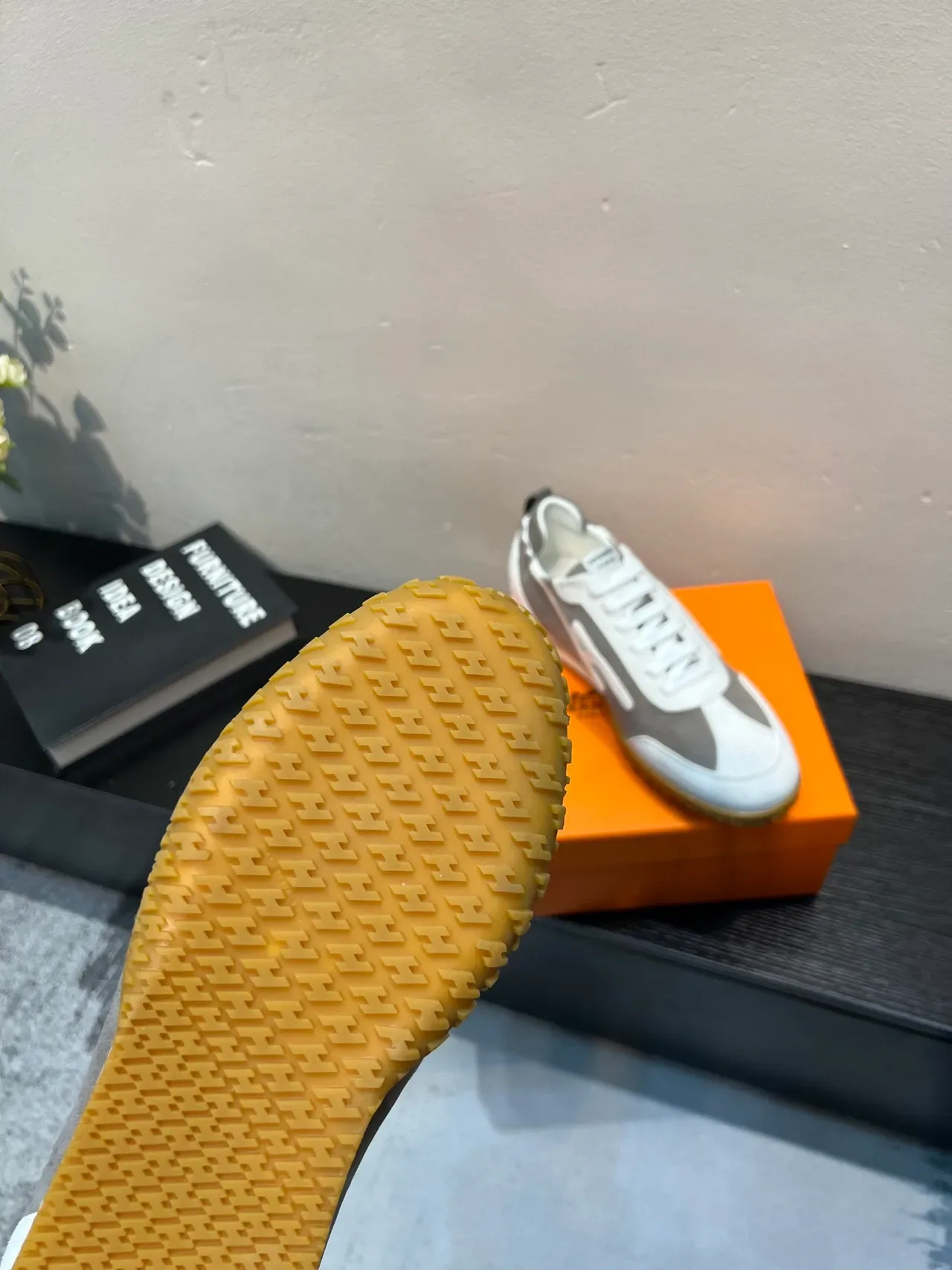 Tênis lifestyle cinza branco low-top de suede e couro com painéis 8