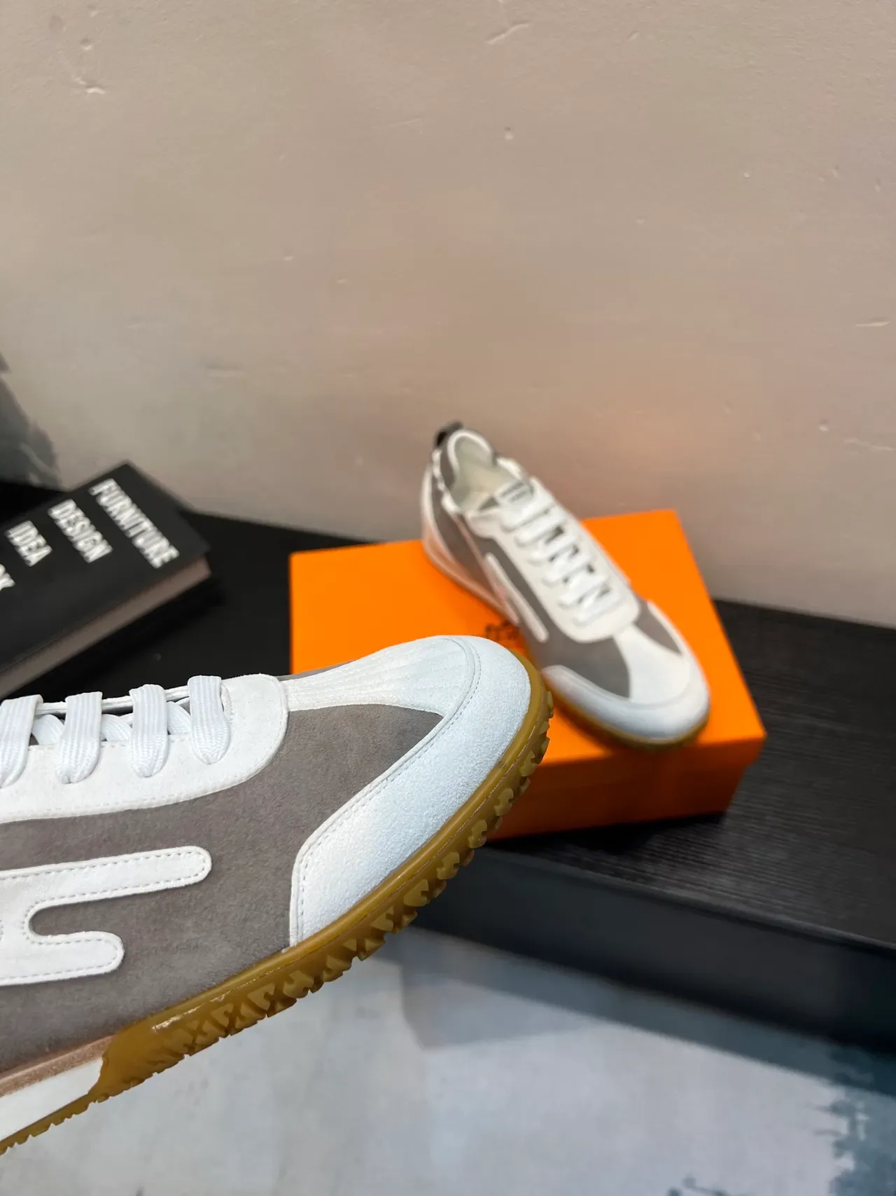 Tênis lifestyle cinza branco low-top de suede e couro com painéis 9
