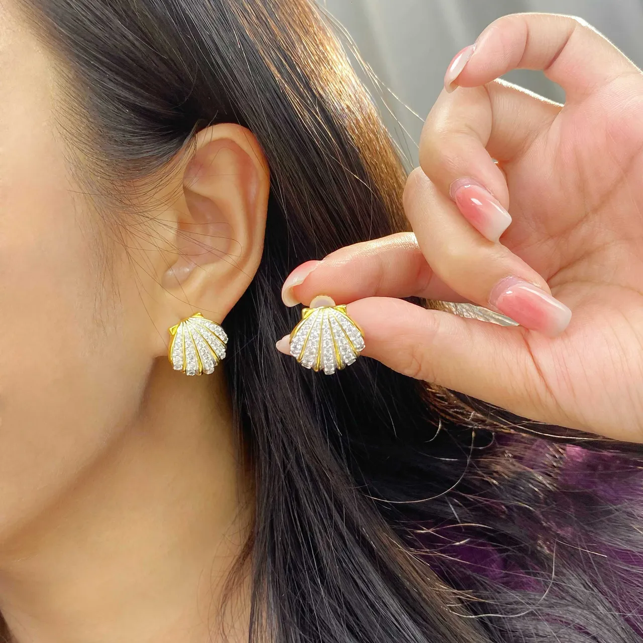 HEFANG Shell-Shaped Pavé Crystal Gold-Tone Stud Earrings 2
