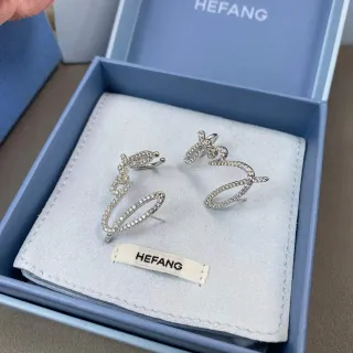 HEFANG রূপালী সাদা প্যাভে ক্রিস্টাল-এনক্রাস্টেড অসমমিত স্ক্রিপ্ট সিলহুয়েট কানের দুল