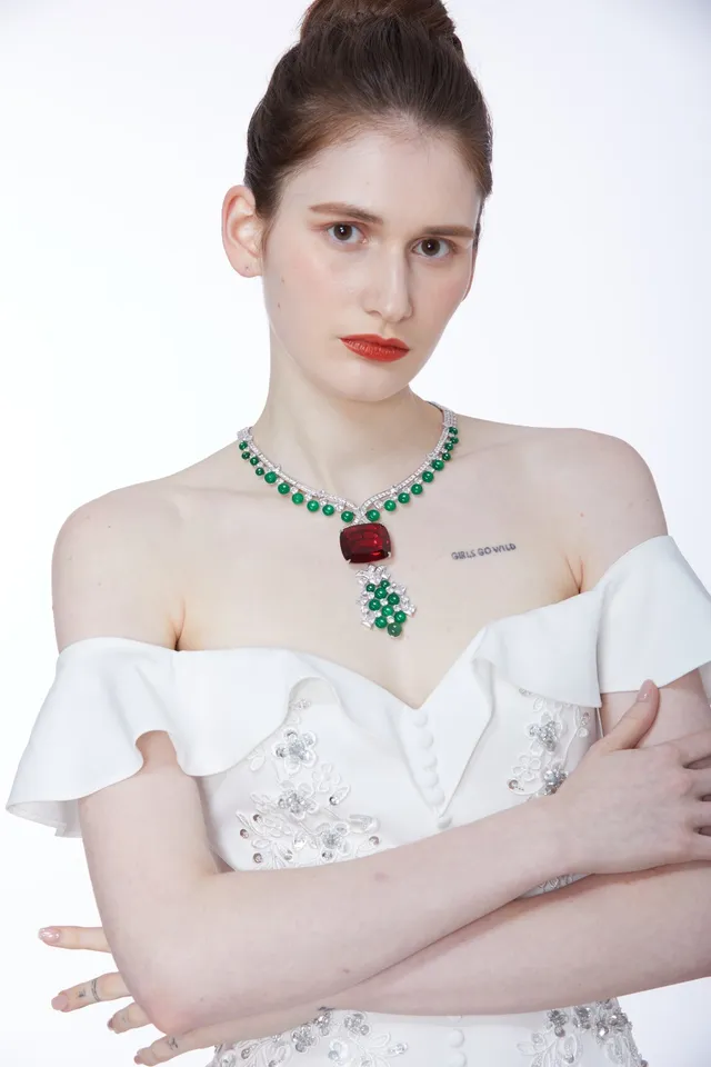 Collier de haute joaillerie jade vert et gemme rouge Pavé 2