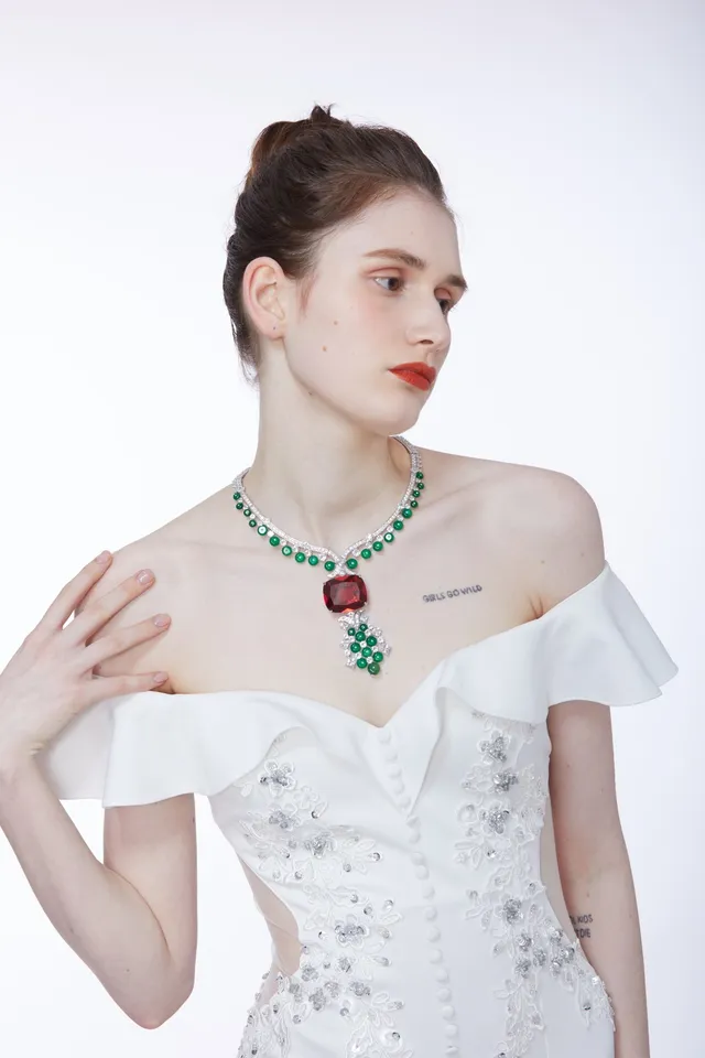 Collier de haute joaillerie jade vert et gemme rouge Pavé 3