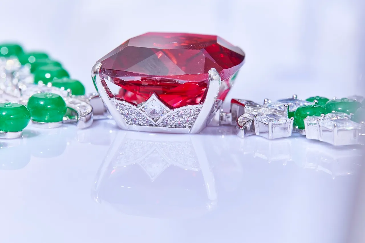 Collier de haute joaillerie jade vert et gemme rouge Pavé 4