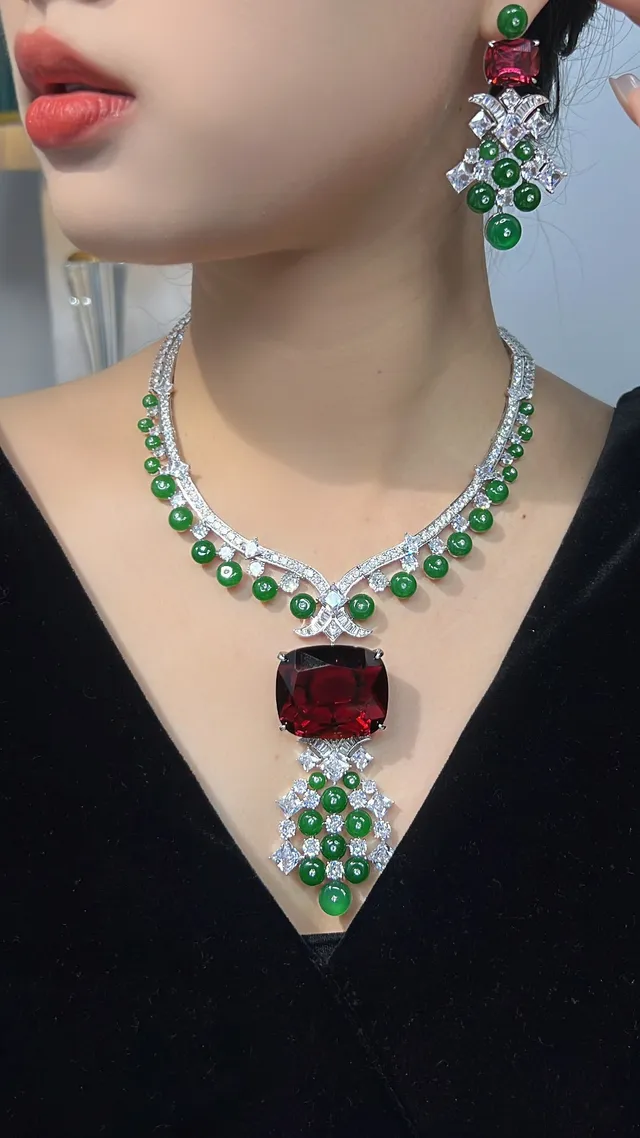 Collier de haute joaillerie jade vert et gemme rouge Pavé 5