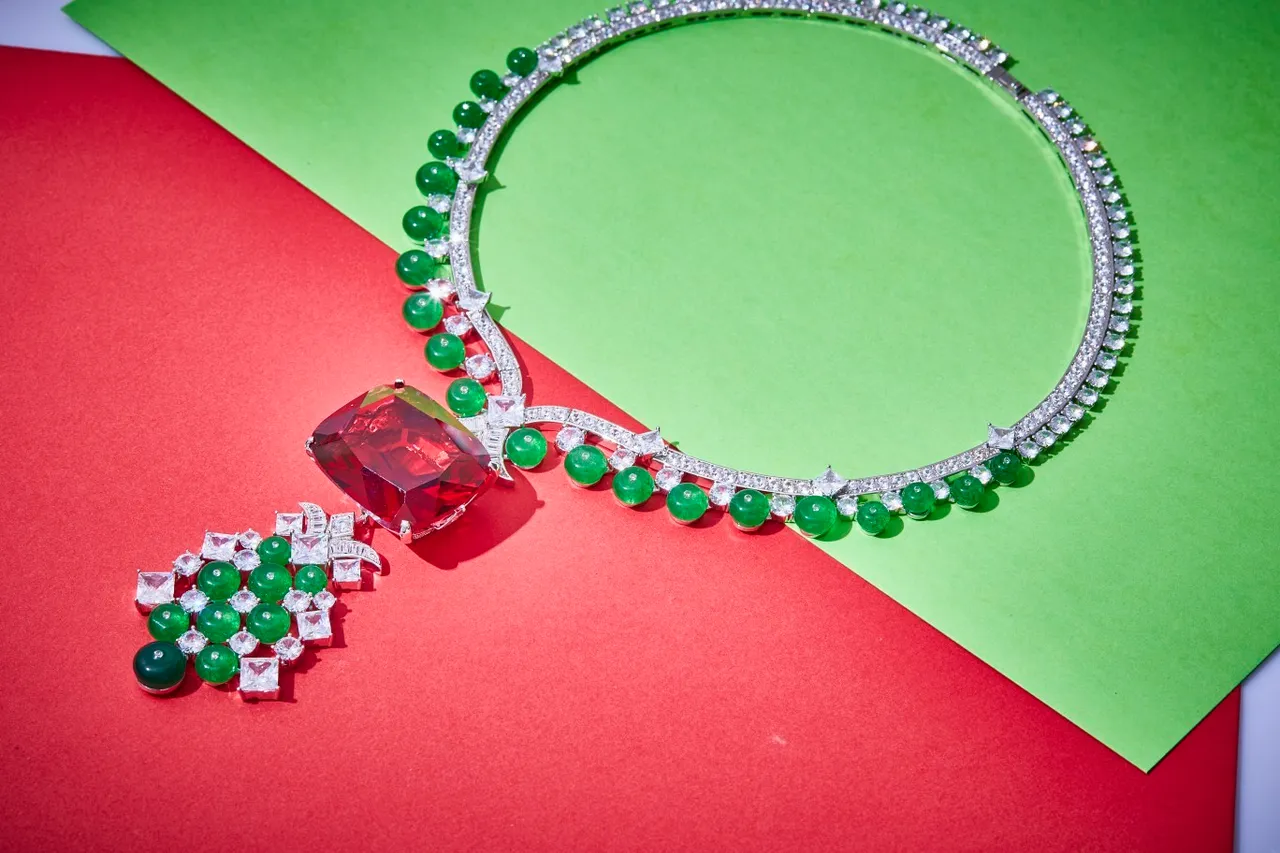 Collier de haute joaillerie jade vert et gemme rouge Pavé 6