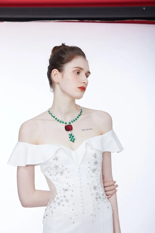 Collier de haute joaillerie jade vert et gemme rouge Pavé 7