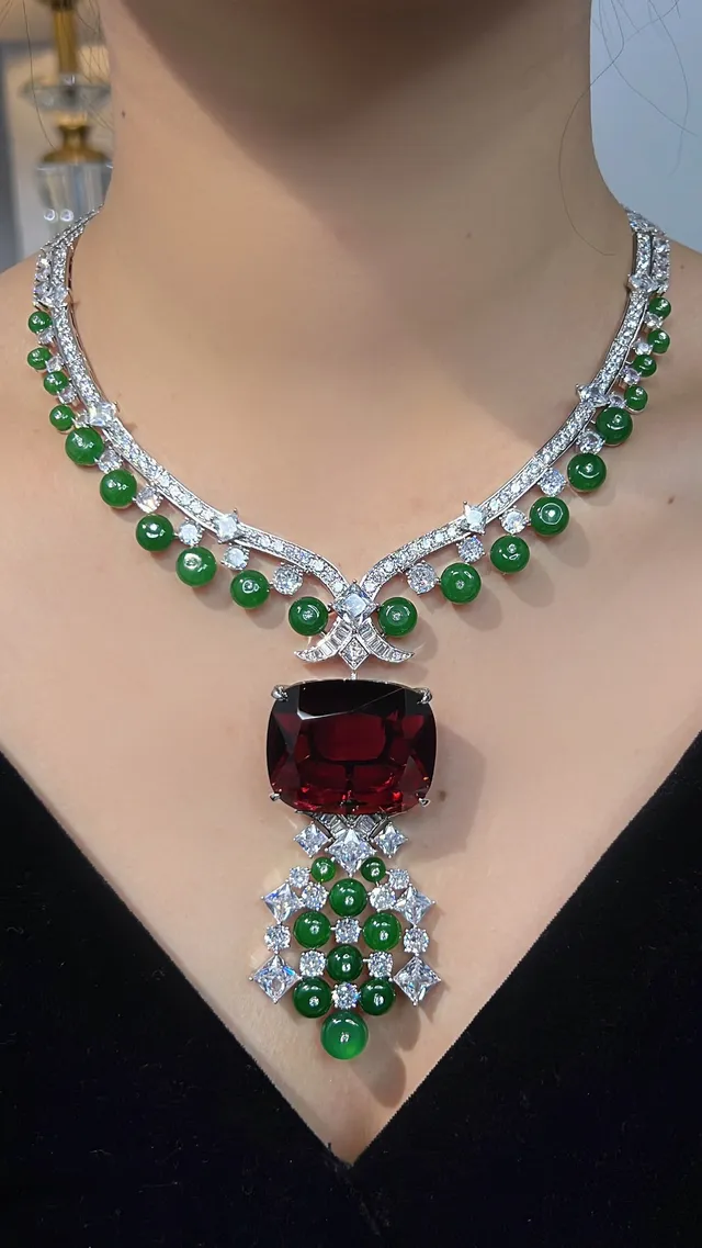 Collier de haute joaillerie jade vert et gemme rouge Pavé 8