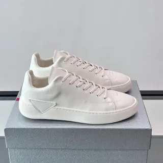 Zapatillas lifestyle minimalistas de bajo con aspecto de cuero monocromáticas