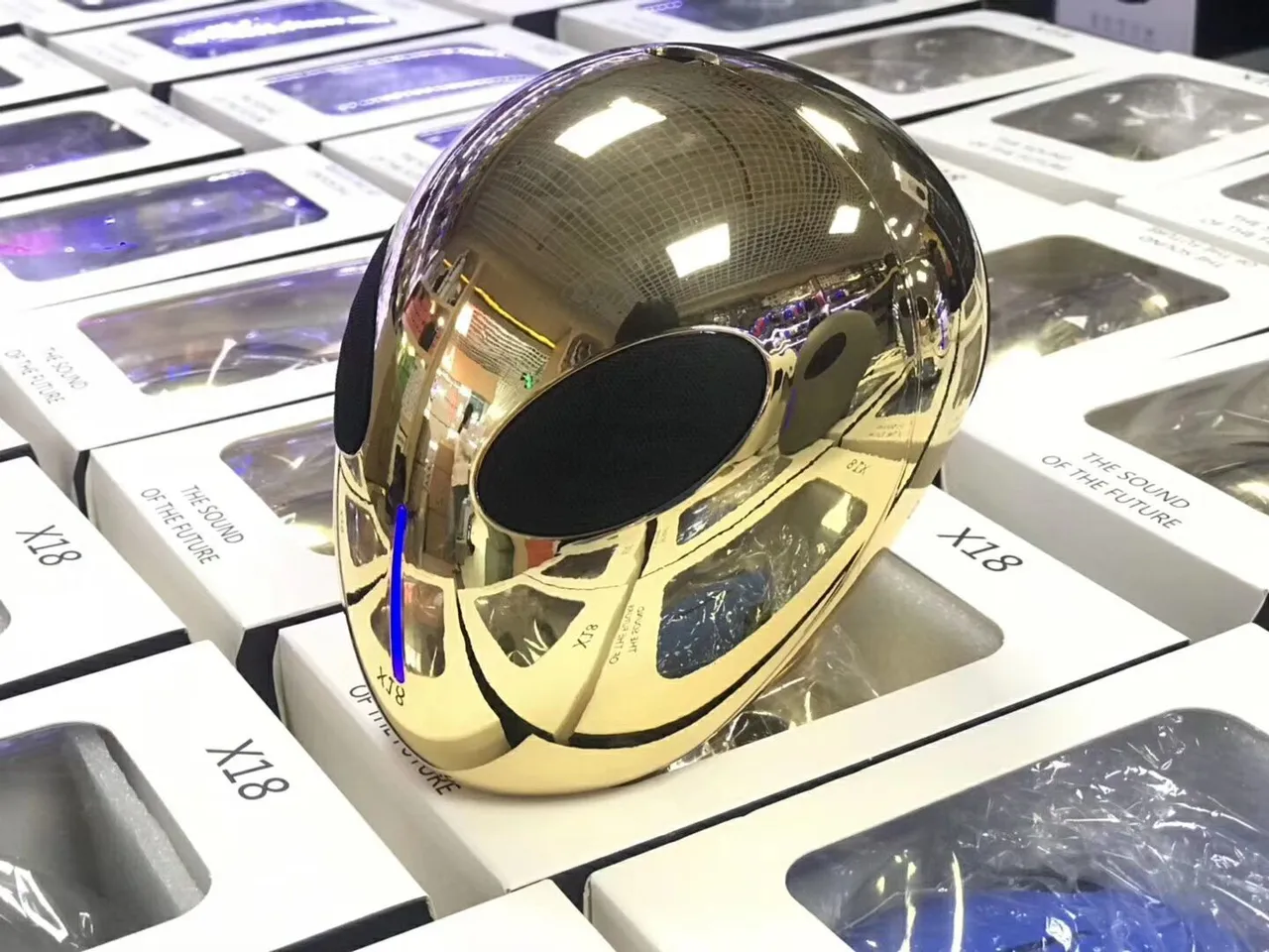 Multicolor Alien-Head Silhouette Mirror-Finish Metallic Speaker 3