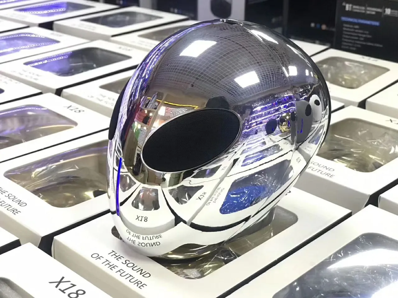 Multicolor Alien-Head Silhouette Mirror-Finish Metallic Speaker 4