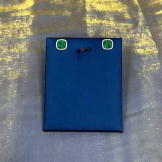 Joyería con respaldo de tela rectangular azul y motivos de cuadrados rayados dobles en verde marino