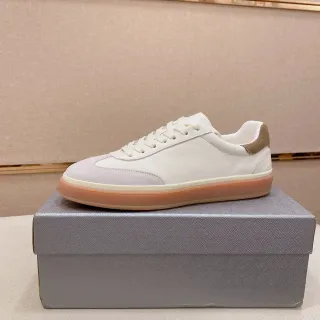 Off-White y Gris Minimalista Low-Top Sneaker