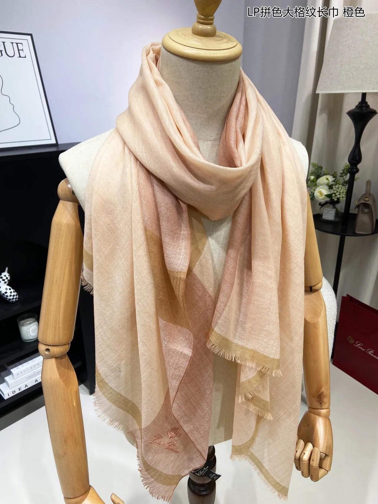 Châle orange et beige color-block à franges 7