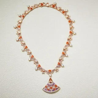 Collier avec pendentif en forme d'éventail orange et violet avec monture de gemmes géométriques