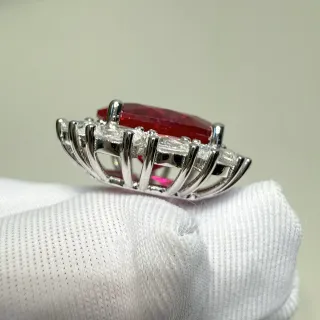 Brincos oval com halo de gema vermelha em cluster