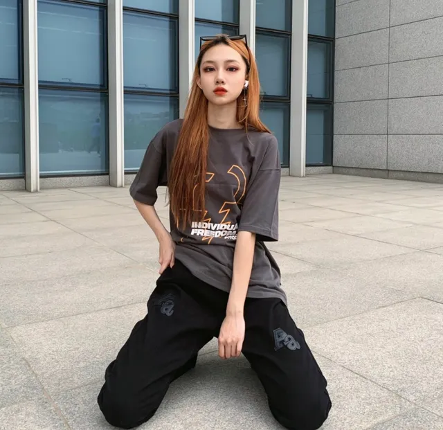 Camiseta oversized con impresión gráfica en gris carbón 8