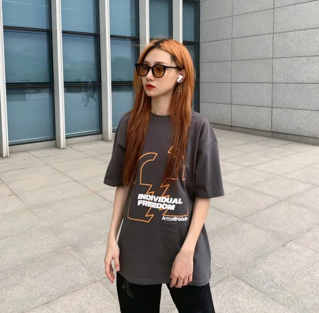 Camiseta oversized con impresión gráfica en gris carbón 9