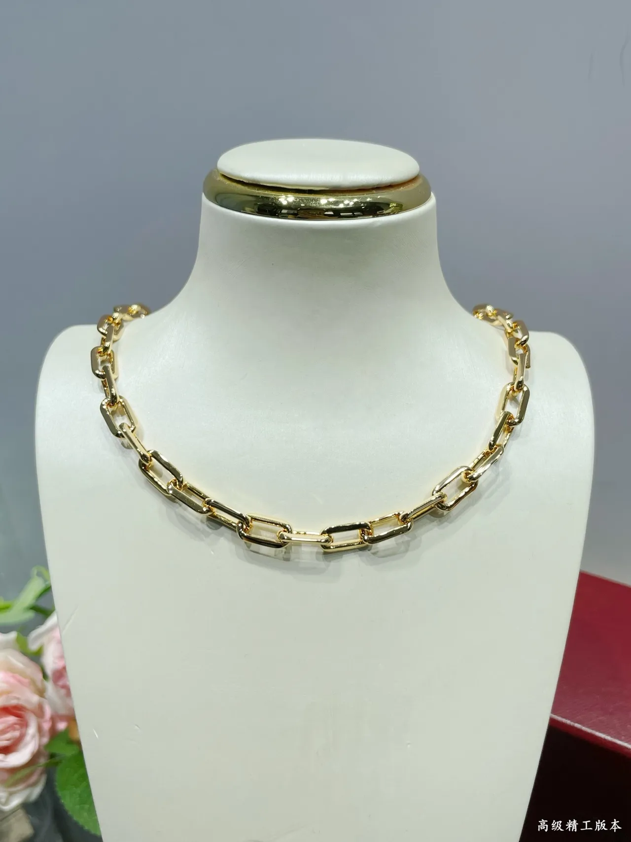 Collar choker oversized con eslabones rectangulares de tono dorado 4