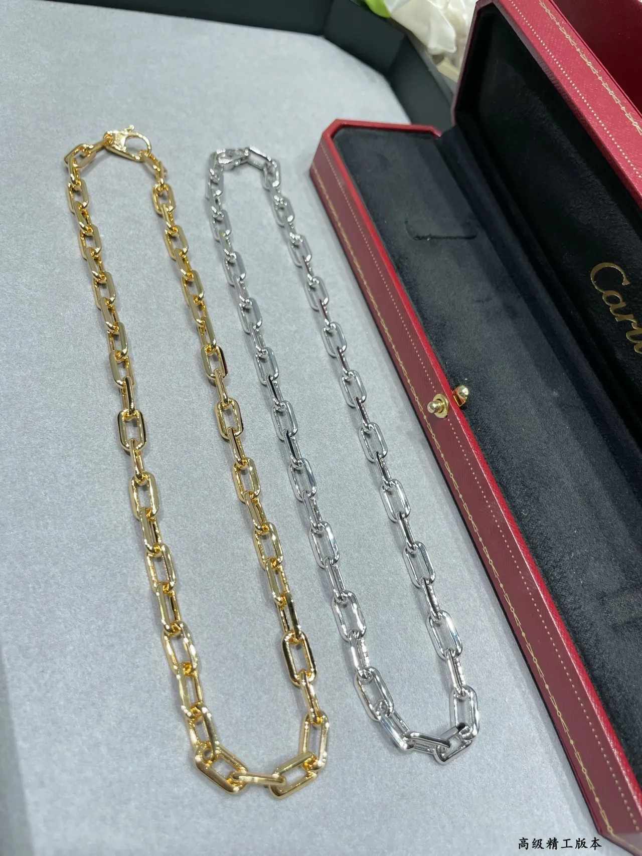 Collar choker oversized con eslabones rectangulares de tono dorado 5