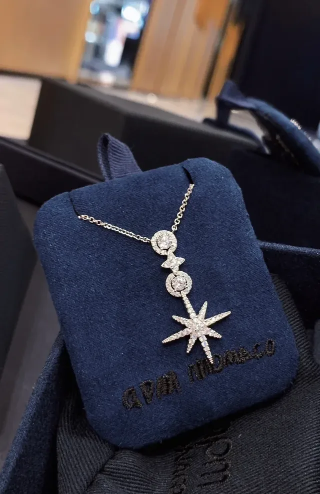 Colar com pingante de estrela starburst pavé de cristal 6
