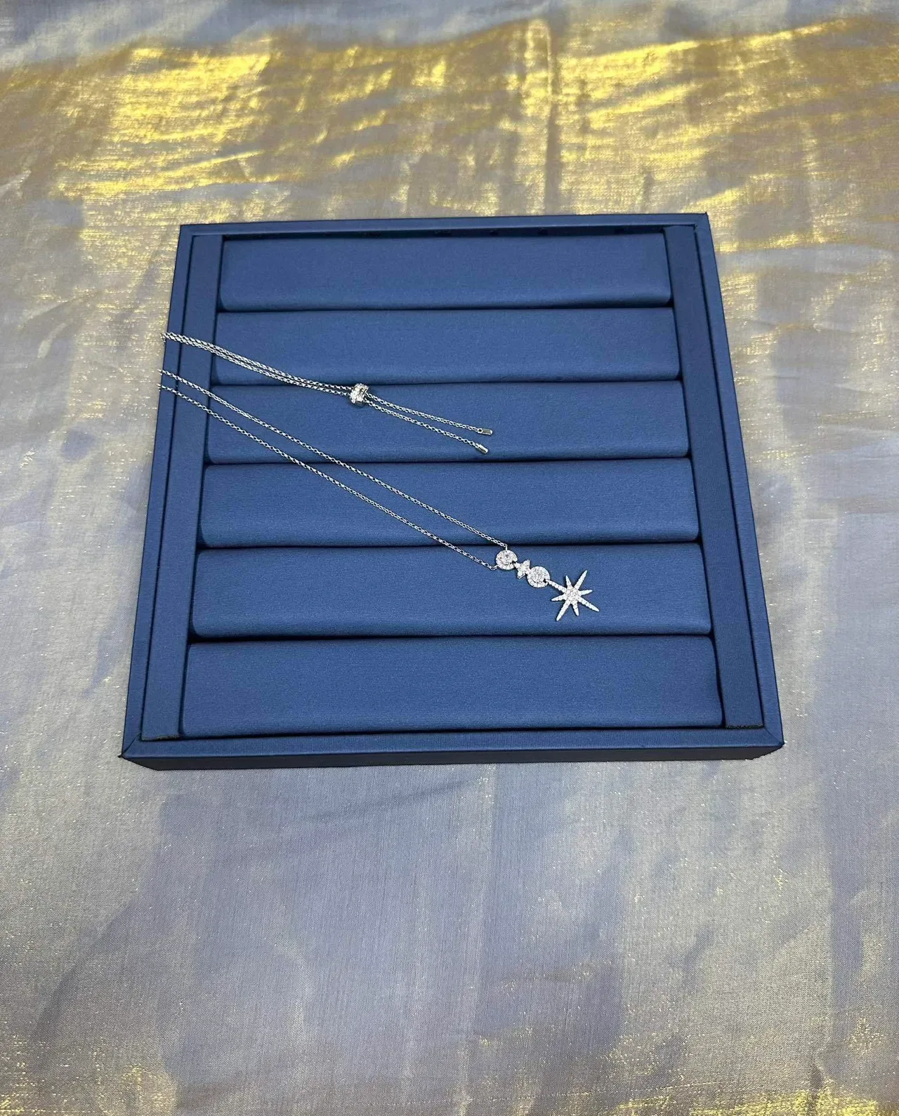Colar com pingante de estrela starburst pavé de cristal 9