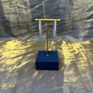 Brincos de aro com pedras de corte quadrado em pavé-set