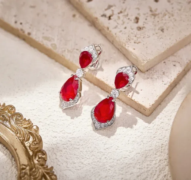 Brincos Pendentes com Gemas Azuis em Forma de Pêra e Pedras Brancas Pavé 7