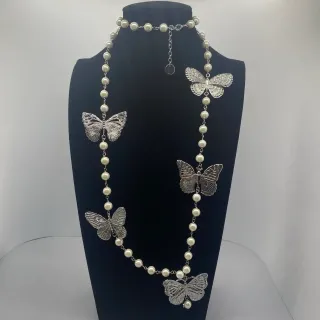 Collier perlé avec charms de papillons multiples