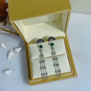 Piaget أقراط مروحة يشم أخضر وبارفيه