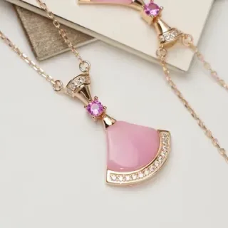 Colar de metal com pingente em forma de leque em ouro rosa