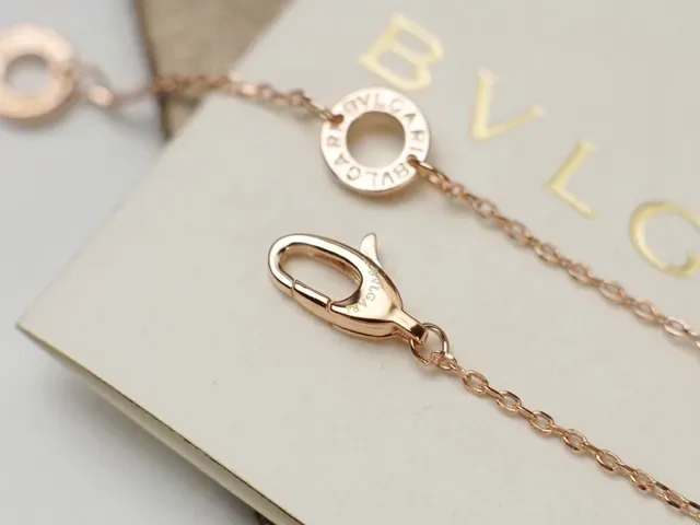 Pink Gold Fan-Shaped Pendant Metal Necklace 3