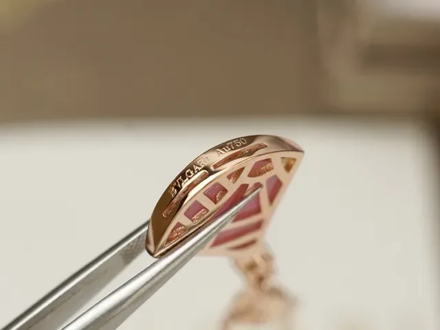 Pink Gold Fan-Shaped Pendant Metal Necklace 4