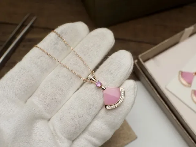 Pink Gold Fan-Shaped Pendant Metal Necklace 5