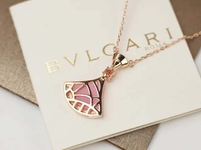 Pink Gold Fan-Shaped Pendant Metal Necklace 6